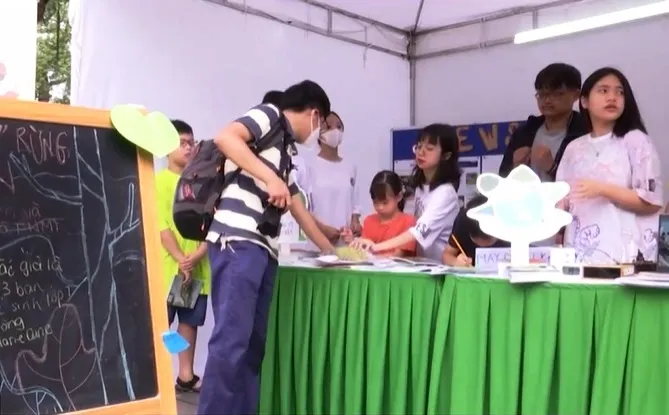 Cô bé 14 tuổi tham gia viết sách và điều hành CLB bảo vệ động vật hoang dã - Ảnh 1. Cô bé 14 tuổi tham gia viết sách và điều hành CLB bảo vệ động vật hoang dã - Ảnh 1.