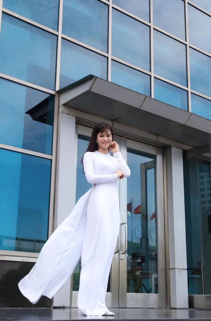 Ngắm nữ BTV, MC hóa nàng thơ trong tà áo dài trắng - Ảnh 14. Ngắm nữ BTV, MC hóa nàng thơ trong tà áo dài trắng - Ảnh 14.
