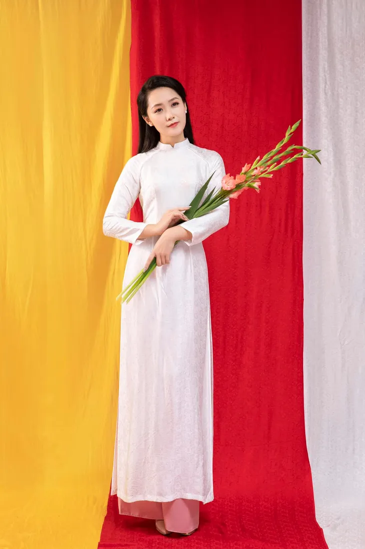 Ngắm nữ BTV, MC hóa nàng thơ trong tà áo dài trắng - Ảnh 20. Ngắm nữ BTV, MC hóa nàng thơ trong tà áo dài trắng - Ảnh 20.