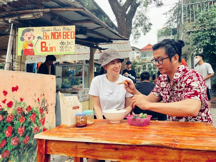 Thương ngày nắng về: Mộng Mơ cực tình cảm bên cậu Vượng ở hậu trường - Ảnh 3. Thương ngày nắng về: Mộng Mơ cực tình cảm bên cậu Vượng ở hậu trường - Ảnh 3.