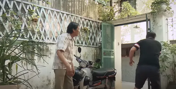 Lối nhỏ vào đời - Tập 11: Ông Thành bị con trai trách mang tiền đi cho gái - Ảnh 4. Lối nhỏ vào đời - Tập 11: Ông Thành bị con trai trách mang tiền đi cho gái - Ảnh 4.