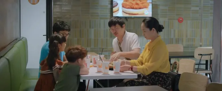 Thương ngày nắng về 2 - Tập 36: Phong nhận quà từ con gái, mắng oan Vân bày trò - Ảnh 23. Thương ngày nắng về 2 - Tập 36: Phong nhận quà từ con gái, mắng oan Vân bày trò - Ảnh 23.