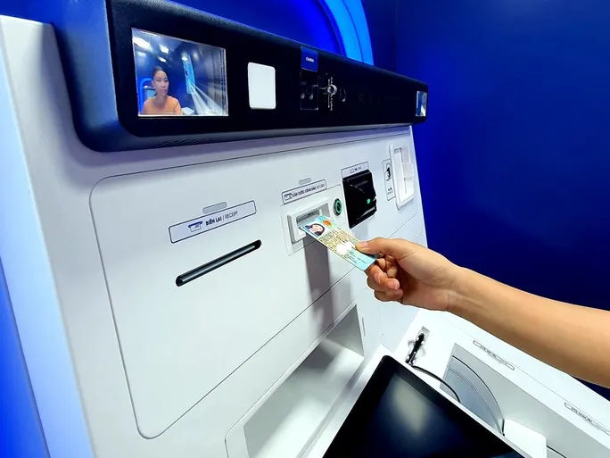 Lo ngại tăng phí khi giao dịch ATM bằng căn cước công dân - Ảnh 1. Lo ngại tăng phí khi giao dịch ATM bằng căn cước công dân - Ảnh 1.