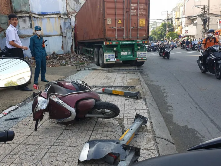 Xe container tông sập tiệm vàng - Ảnh 1. Xe container tông sập tiệm vàng - Ảnh 1.