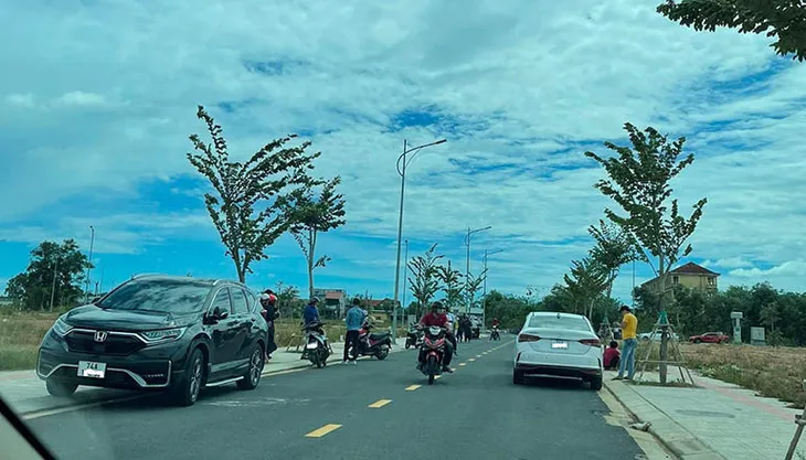 Vui buồn sau những cơn sốt đất ở làng quê - Ảnh 1. Vui buồn sau những cơn sốt đất ở làng quê - Ảnh 1.