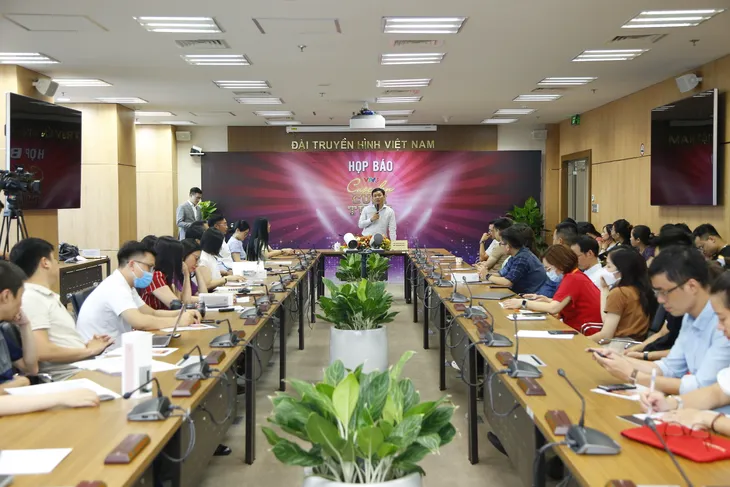 MC Long Vũ tái xuất dẫn Cuộc hẹn cuối tuần mùa 2 - Ảnh 2. MC Long Vũ tái xuất dẫn Cuộc hẹn cuối tuần mùa 2 - Ảnh 2.