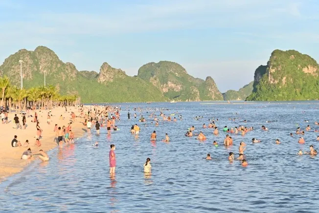 “Nóng” mùa du lịch hè 2022 - Ảnh 1. “Nóng” mùa du lịch hè 2022 - Ảnh 1.