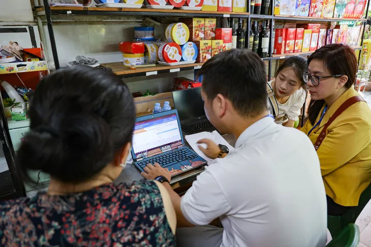 Hà Nội lần đầu triển khai mô hình Đội cơ động hỗ trợ dịch vụ công trực tuyến tại nhà - Ảnh 4.