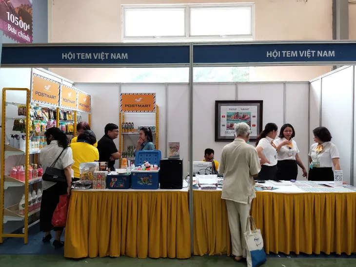 Người dân Hà Nội hào hứng đến với triển lãm tem bưu chính lớn nhất Việt Nam - Ảnh 9. Người dân Hà Nội hào hứng đến với triển lãm tem bưu chính lớn nhất Việt Nam - Ảnh 9.