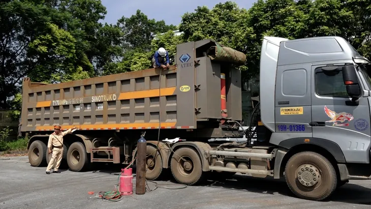 Cưỡng chế cắt thùng xe quá khổ quá tải trên cao tốc Nội Bài - Lào Cai - Ảnh 4. Cưỡng chế cắt thùng xe quá khổ quá tải trên cao tốc Nội Bài - Lào Cai - Ảnh 4.