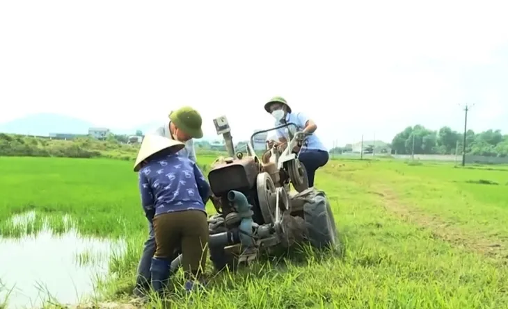 Nắng nóng làm đảo lộn cuộc sống của người dân miền Trung - Ảnh 2. Nắng nóng làm đảo lộn cuộc sống của người dân miền Trung - Ảnh 2.