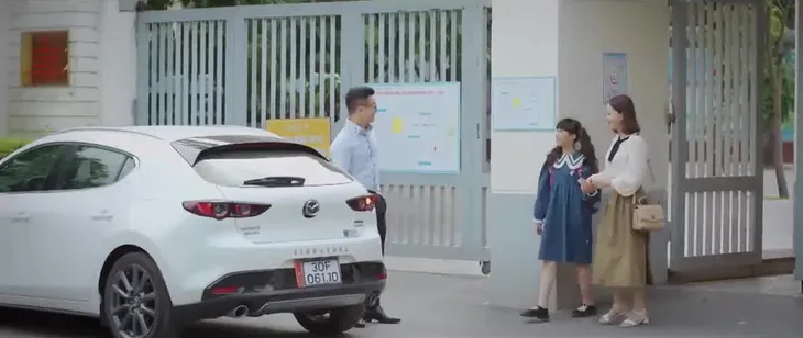 Thương ngày nắng về 2 - Tập 37: Đức ngẩn ngơ nhìn Khánh có người khác ô tô đưa đón - Ảnh 1. Thương ngày nắng về 2 - Tập 37: Đức ngẩn ngơ nhìn Khánh có người khác ô tô đưa đón - Ảnh 1.