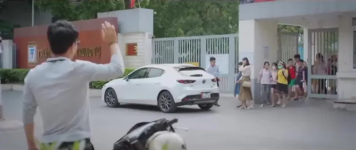 Thương ngày nắng về 2 - Tập 37: Đức ngẩn ngơ nhìn Khánh có người khác ô tô đưa đón - Ảnh 6. Thương ngày nắng về 2 - Tập 37: Đức ngẩn ngơ nhìn Khánh có người khác ô tô đưa đón - Ảnh 6.