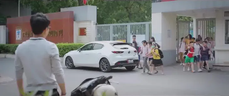 Thương ngày nắng về 2 - Tập 37: Đức ngẩn ngơ nhìn Khánh có người khác ô tô đưa đón - Ảnh 5. Thương ngày nắng về 2 - Tập 37: Đức ngẩn ngơ nhìn Khánh có người khác ô tô đưa đón - Ảnh 5.