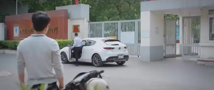 Thương ngày nắng về 2 - Tập 37: Đức ngẩn ngơ nhìn Khánh có người khác ô tô đưa đón - Ảnh 4. Thương ngày nắng về 2 - Tập 37: Đức ngẩn ngơ nhìn Khánh có người khác ô tô đưa đón - Ảnh 4.