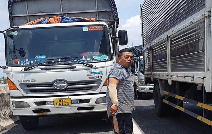 Xử phạt tài xế xe tải cầm dao dọa tài xế xe cứu thương trên cao tốc - Ảnh 1. Xử phạt tài xế xe tải cầm dao dọa tài xế xe cứu thương trên cao tốc - Ảnh 1.