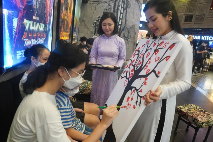 Công chiếu phim ngắn “Lưỡi dao” tại Hà Nội - Nhiều cảm xúc - Ảnh 10. Công chiếu phim ngắn “Lưỡi dao” tại Hà Nội - Nhiều cảm xúc - Ảnh 10.