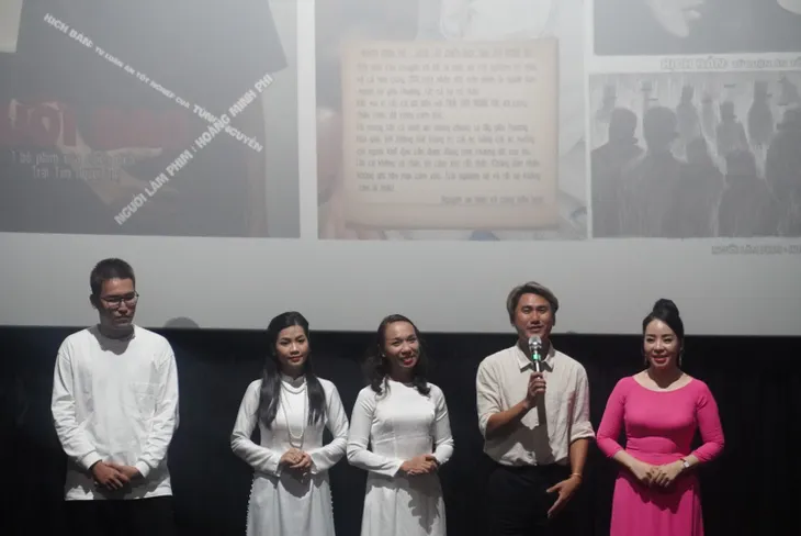 Công chiếu phim ngắn “Lưỡi dao” tại Hà Nội - Nhiều cảm xúc - Ảnh 13. Công chiếu phim ngắn “Lưỡi dao” tại Hà Nội - Nhiều cảm xúc - Ảnh 13.