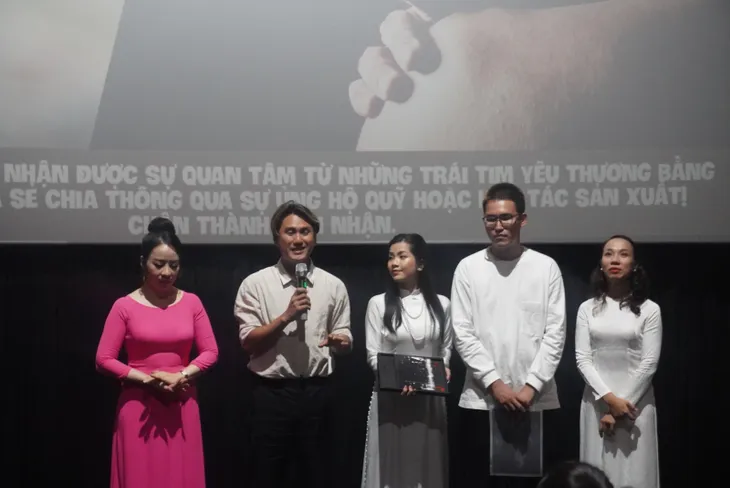 Công chiếu phim ngắn “Lưỡi dao” tại Hà Nội - Nhiều cảm xúc - Ảnh 15. Công chiếu phim ngắn “Lưỡi dao” tại Hà Nội - Nhiều cảm xúc - Ảnh 15.