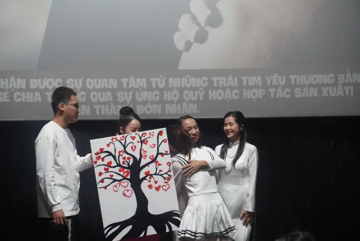 Công chiếu phim ngắn “Lưỡi dao” tại Hà Nội - Nhiều cảm xúc - Ảnh 21. Công chiếu phim ngắn “Lưỡi dao” tại Hà Nội - Nhiều cảm xúc - Ảnh 21.