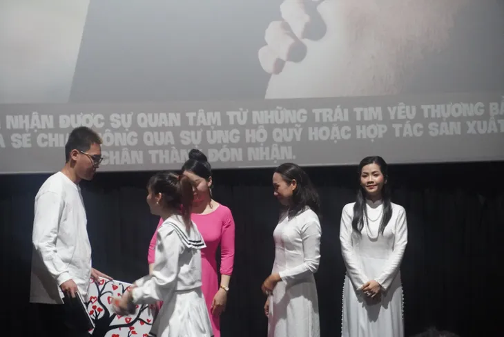 Công chiếu phim ngắn “Lưỡi dao” tại Hà Nội - Nhiều cảm xúc - Ảnh 24. Công chiếu phim ngắn “Lưỡi dao” tại Hà Nội - Nhiều cảm xúc - Ảnh 24.
