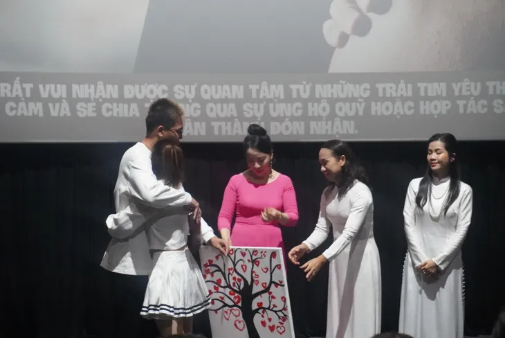 Công chiếu phim ngắn “Lưỡi dao” tại Hà Nội - Nhiều cảm xúc - Ảnh 25. Công chiếu phim ngắn “Lưỡi dao” tại Hà Nội - Nhiều cảm xúc - Ảnh 25.