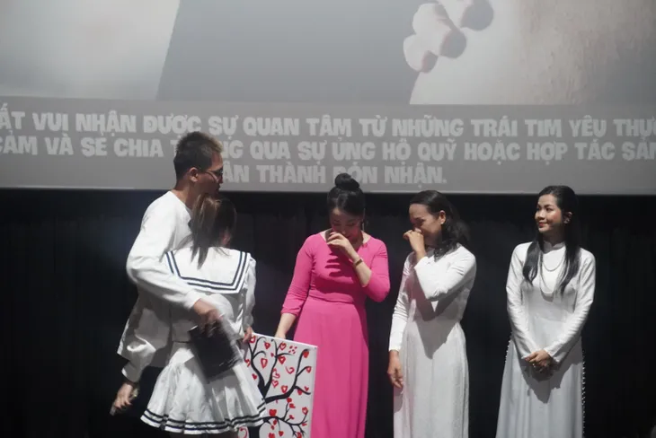 Công chiếu phim ngắn “Lưỡi dao” tại Hà Nội - Nhiều cảm xúc - Ảnh 26. Công chiếu phim ngắn “Lưỡi dao” tại Hà Nội - Nhiều cảm xúc - Ảnh 26.