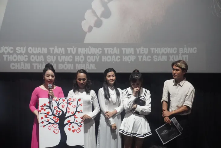 Công chiếu phim ngắn “Lưỡi dao” tại Hà Nội - Nhiều cảm xúc - Ảnh 27. Công chiếu phim ngắn “Lưỡi dao” tại Hà Nội - Nhiều cảm xúc - Ảnh 27.