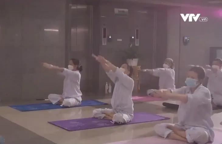 Lớp yoga đặc biệt tại bệnh viện - Ảnh 1. Lớp yoga đặc biệt tại bệnh viện - Ảnh 1.