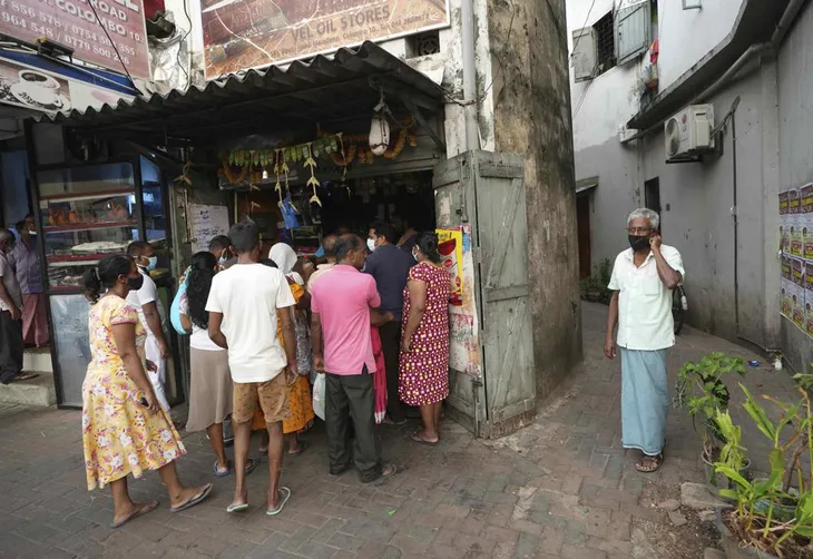 Sri Lanka cạn kiệt nhiên liệu do các chuyến hàng bị hoãn vô thời hạn - Ảnh 1. Sri Lanka cạn kiệt nhiên liệu do các chuyến hàng bị hoãn vô thời hạn - Ảnh 1.