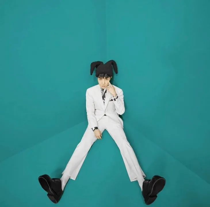 J-Hope (BTS) thông báo ra mắt album solo đầu tay - Ảnh 1. J-Hope (BTS) thông báo ra mắt album solo đầu tay - Ảnh 1.