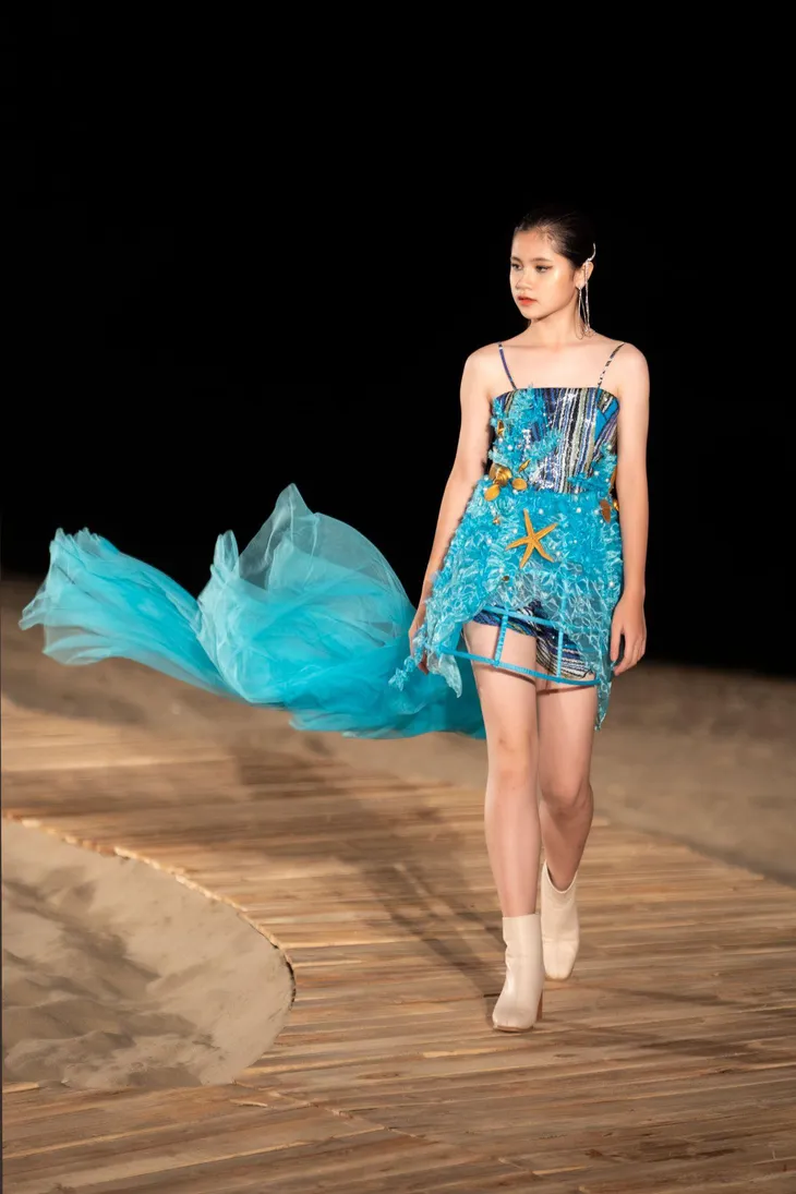 Mẫu nhí Thủy Tiên làm vedette tại show thời trang bãi biển - Ảnh 3. Mẫu nhí Thủy Tiên làm vedette tại show thời trang bãi biển - Ảnh 3.