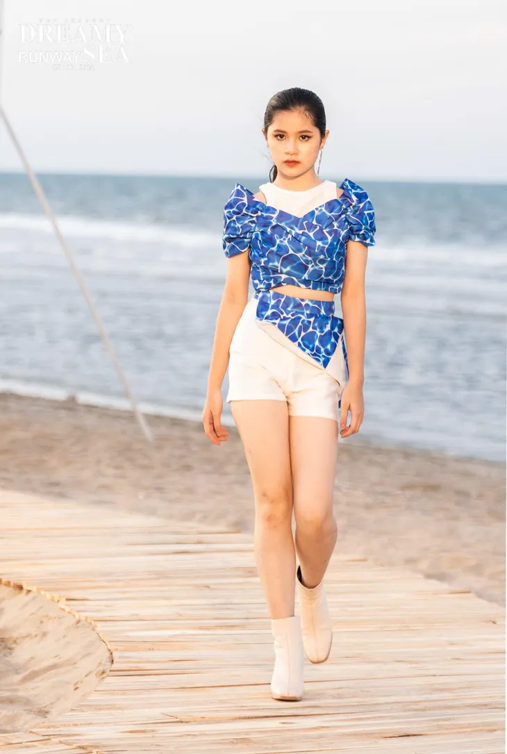 Mẫu nhí Thủy Tiên làm vedette tại show thời trang bãi biển - Ảnh 4. Mẫu nhí Thủy Tiên làm vedette tại show thời trang bãi biển - Ảnh 4.