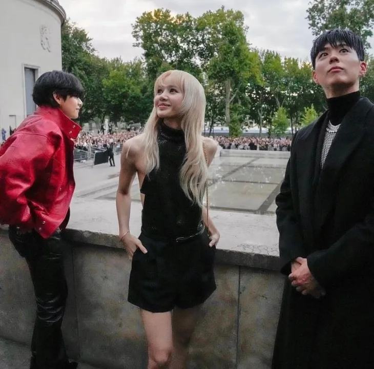 V (BTS), Lisa (BLACKPINK) và Park Bo Gum - Bộ ba quyền lực khuấy đảo Tuần lễ thời trang Paris - Ảnh 3. V (BTS), Lisa (BLACKPINK) và Park Bo Gum - Bộ ba quyền lực khuấy đảo Tuần lễ thời trang Paris - Ảnh 3.