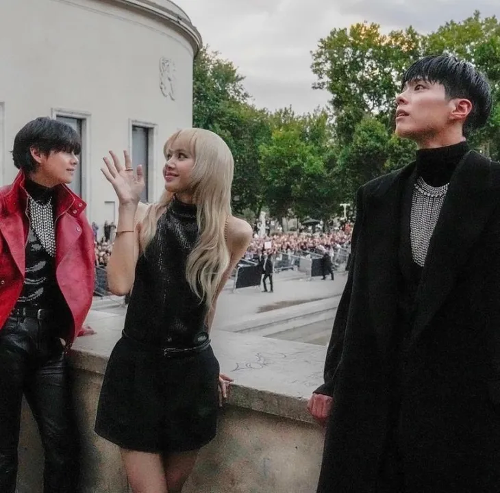 V (BTS), Lisa (BLACKPINK) và Park Bo Gum - Bộ ba quyền lực khuấy đảo Tuần lễ thời trang Paris - Ảnh 4. V (BTS), Lisa (BLACKPINK) và Park Bo Gum - Bộ ba quyền lực khuấy đảo Tuần lễ thời trang Paris - Ảnh 4.