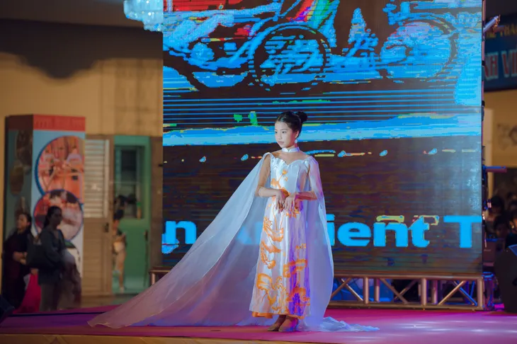 Điểm chạm gia đình trong đêm nhạc kịch của các mẫu nhí - Ảnh 2. Điểm chạm gia đình trong đêm nhạc kịch của các mẫu nhí - Ảnh 2.