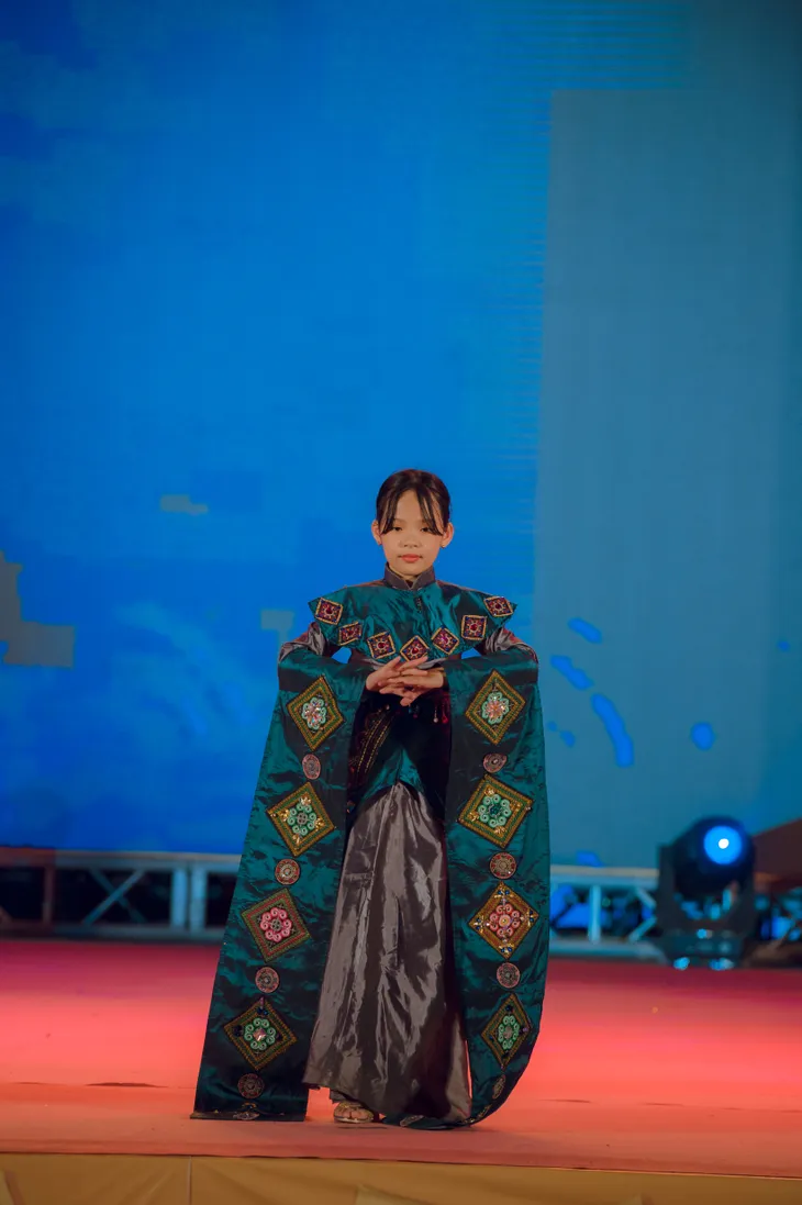 Điểm chạm gia đình trong đêm nhạc kịch của các mẫu nhí - Ảnh 4. Điểm chạm gia đình trong đêm nhạc kịch của các mẫu nhí - Ảnh 4.
