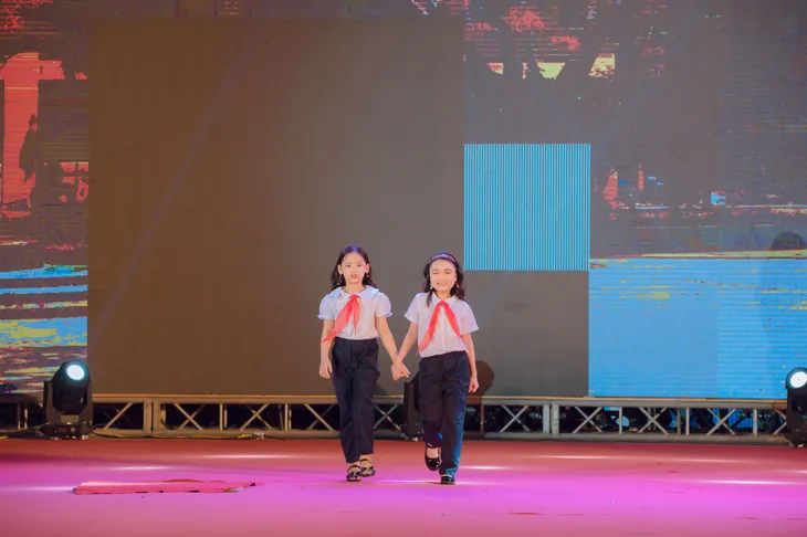 Điểm chạm gia đình trong đêm nhạc kịch của các mẫu nhí - Ảnh 17. Điểm chạm gia đình trong đêm nhạc kịch của các mẫu nhí - Ảnh 17.