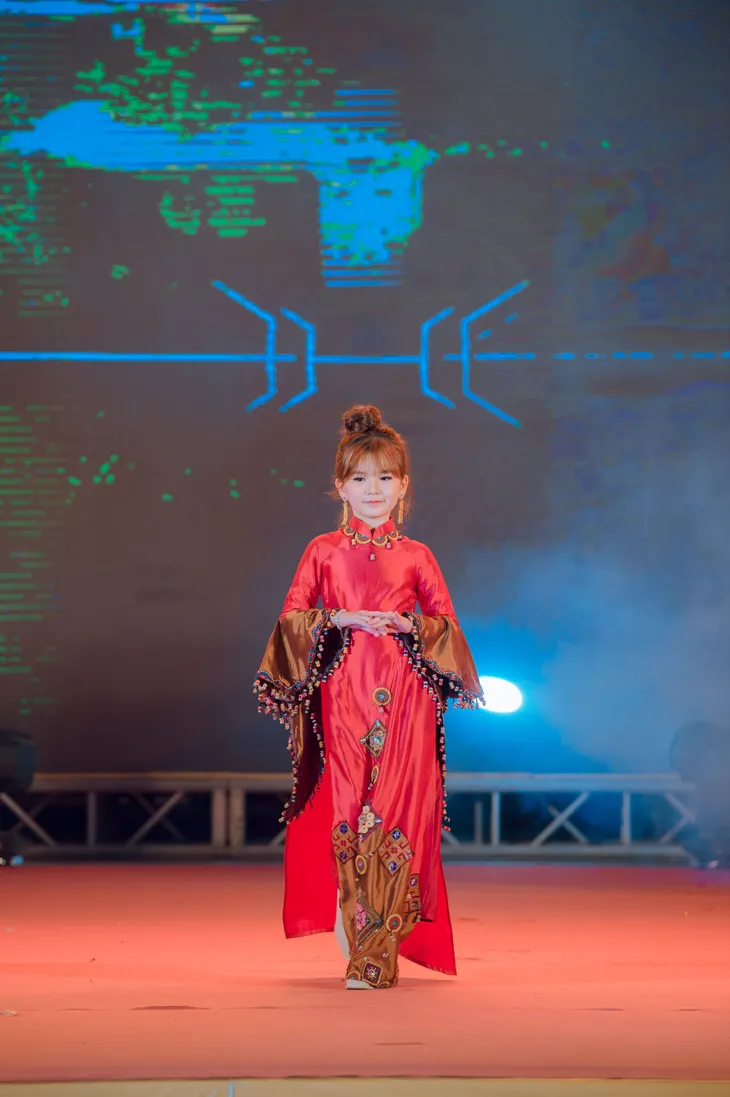 Điểm chạm gia đình trong đêm nhạc kịch của các mẫu nhí - Ảnh 5. Điểm chạm gia đình trong đêm nhạc kịch của các mẫu nhí - Ảnh 5.