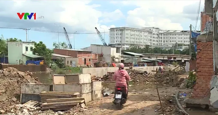 Dự án kè chống ngập tiền tỷ làm mãi chưa xong - Ảnh 1. Dự án kè chống ngập tiền tỷ làm mãi chưa xong - Ảnh 1.