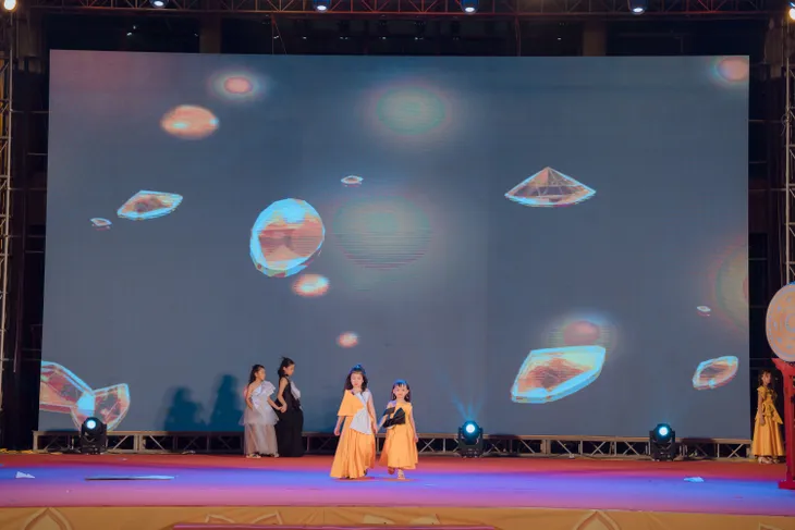 Điểm chạm gia đình trong đêm nhạc kịch của các mẫu nhí - Ảnh 16. Điểm chạm gia đình trong đêm nhạc kịch của các mẫu nhí - Ảnh 16.