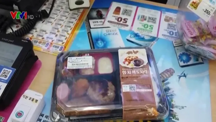 Lạm phát tăng cao, dân văn phòng Hàn Quốc ăn trưa ở cửa hàng tiện lợi - Ảnh 1. Lạm phát tăng cao, dân văn phòng Hàn Quốc ăn trưa ở cửa hàng tiện lợi - Ảnh 1.