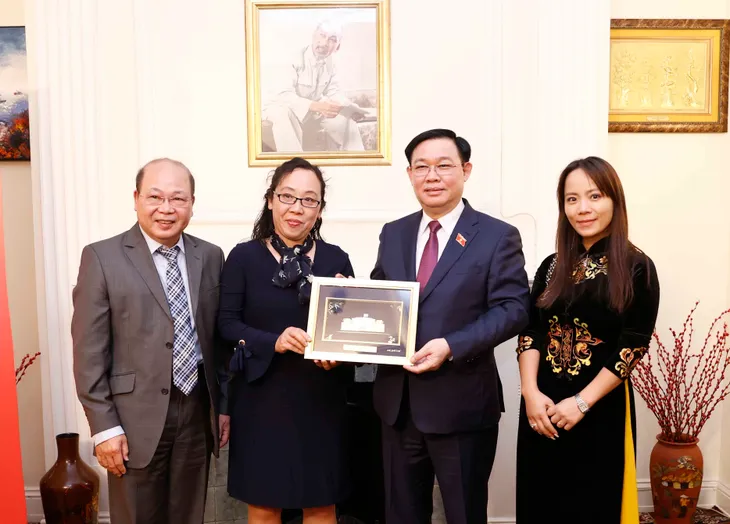 Chủ tịch Quốc hội: Nên hình thành mạng lưới sáng kiến người Việt ở Anh - Ảnh 2. Chủ tịch Quốc hội: Nên hình thành mạng lưới sáng kiến người Việt ở Anh - Ảnh 2.
