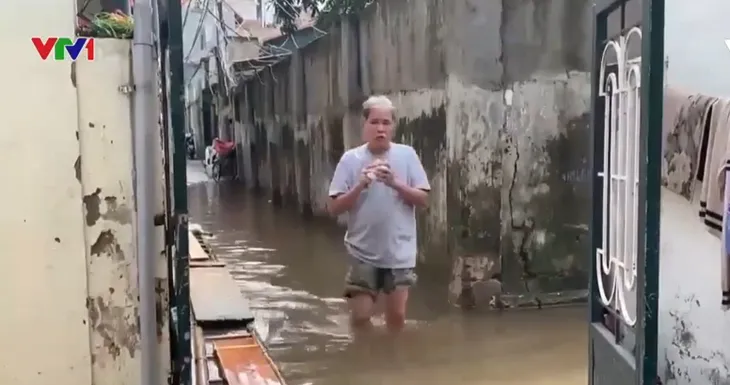 Ngập úng, hàng trăm hộ dân giữa Thủ đô phải bắc cầu khỉ để vào nhà - Ảnh 1. Ngập úng, hàng trăm hộ dân giữa Thủ đô phải bắc cầu khỉ để vào nhà - Ảnh 1.
