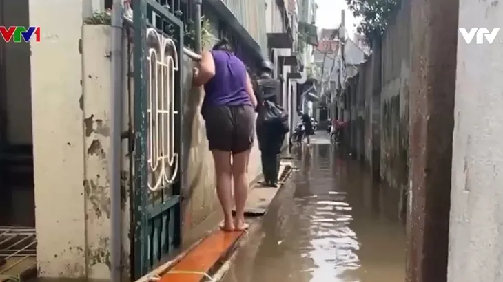 Ngập úng, hàng trăm hộ dân giữa Thủ đô phải bắc cầu khỉ để vào nhà - Ảnh 3. Ngập úng, hàng trăm hộ dân giữa Thủ đô phải bắc cầu khỉ để vào nhà - Ảnh 3.