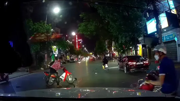 Thanh niên đi xe máy vượt ẩu, tông văng người đi xe đạp rồi bỏ chạy - Ảnh 1. Thanh niên đi xe máy vượt ẩu, tông văng người đi xe đạp rồi bỏ chạy - Ảnh 1.
