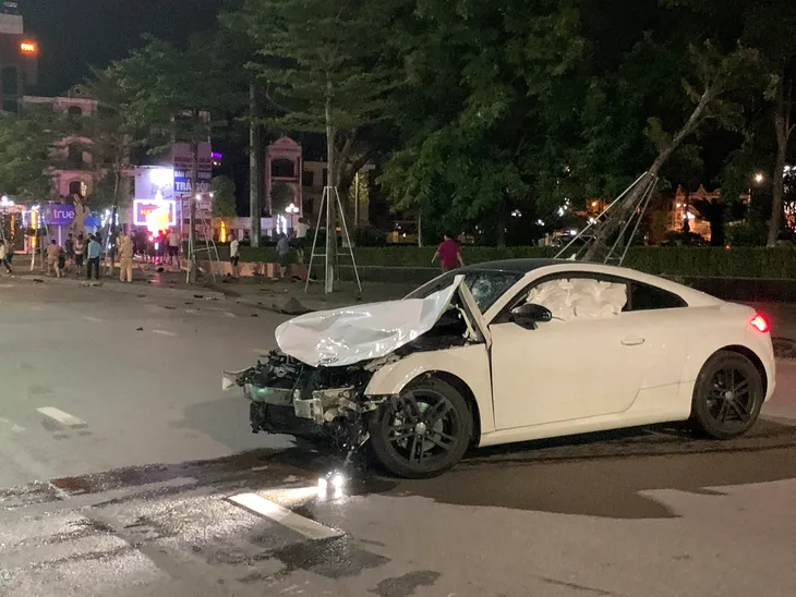 Tài xế lái xe Audi tông 3 người tử vong nói gì tại cơ quan công an? - Ảnh 1. Tài xế lái xe Audi tông 3 người tử vong nói gì tại cơ quan công an? - Ảnh 1.