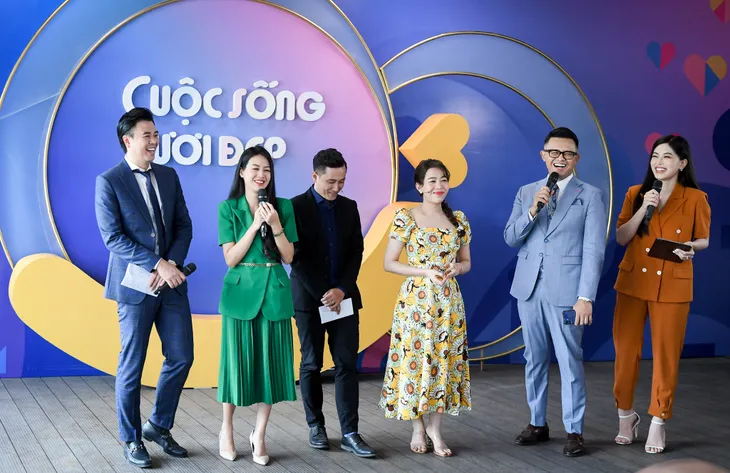 Á hậu Phương Nga cô đơn giữa dàn MC chuẩn bỉm sữa - Ảnh 4. Á hậu Phương Nga cô đơn giữa dàn MC chuẩn bỉm sữa - Ảnh 4.