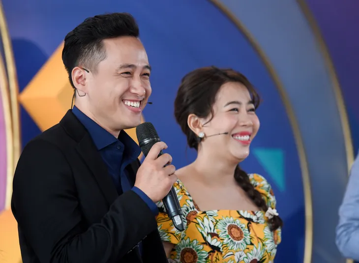 Á hậu Phương Nga cô đơn giữa dàn MC chuẩn bỉm sữa - Ảnh 5. Á hậu Phương Nga cô đơn giữa dàn MC chuẩn bỉm sữa - Ảnh 5.
