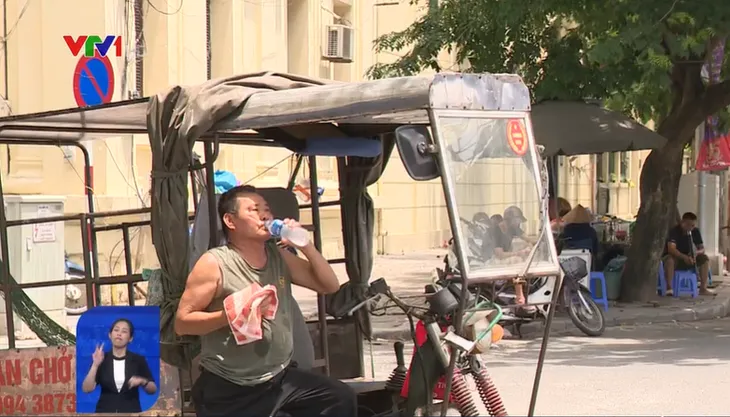 Nắng nóng, người lao động nghèo càng vất vả mưu sinh - Ảnh 1. Nắng nóng, người lao động nghèo càng vất vả mưu sinh - Ảnh 1.